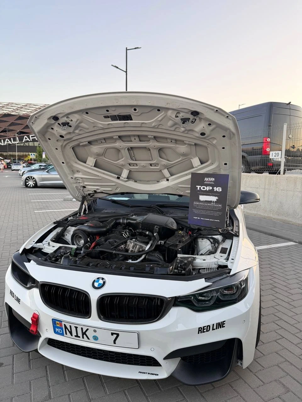 BMW M3 F80 a lui Nikita cu capota deschisă și plăcuța TOP 16 la festivalul KULTURA
