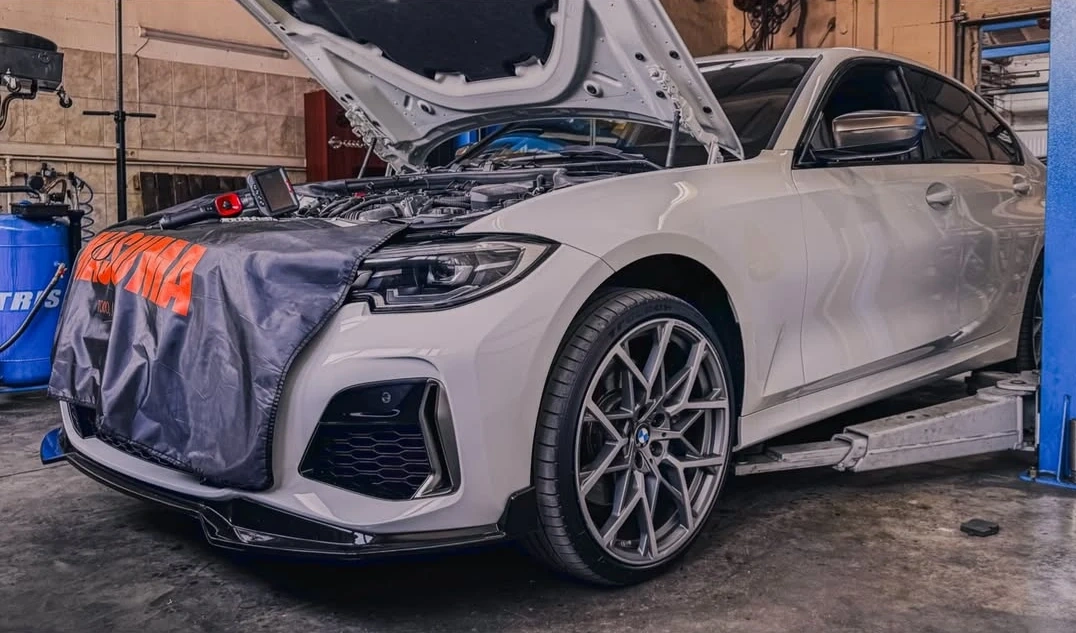 BMW Seria 3 albă cu capota deschisă în atelierul 4Power Club