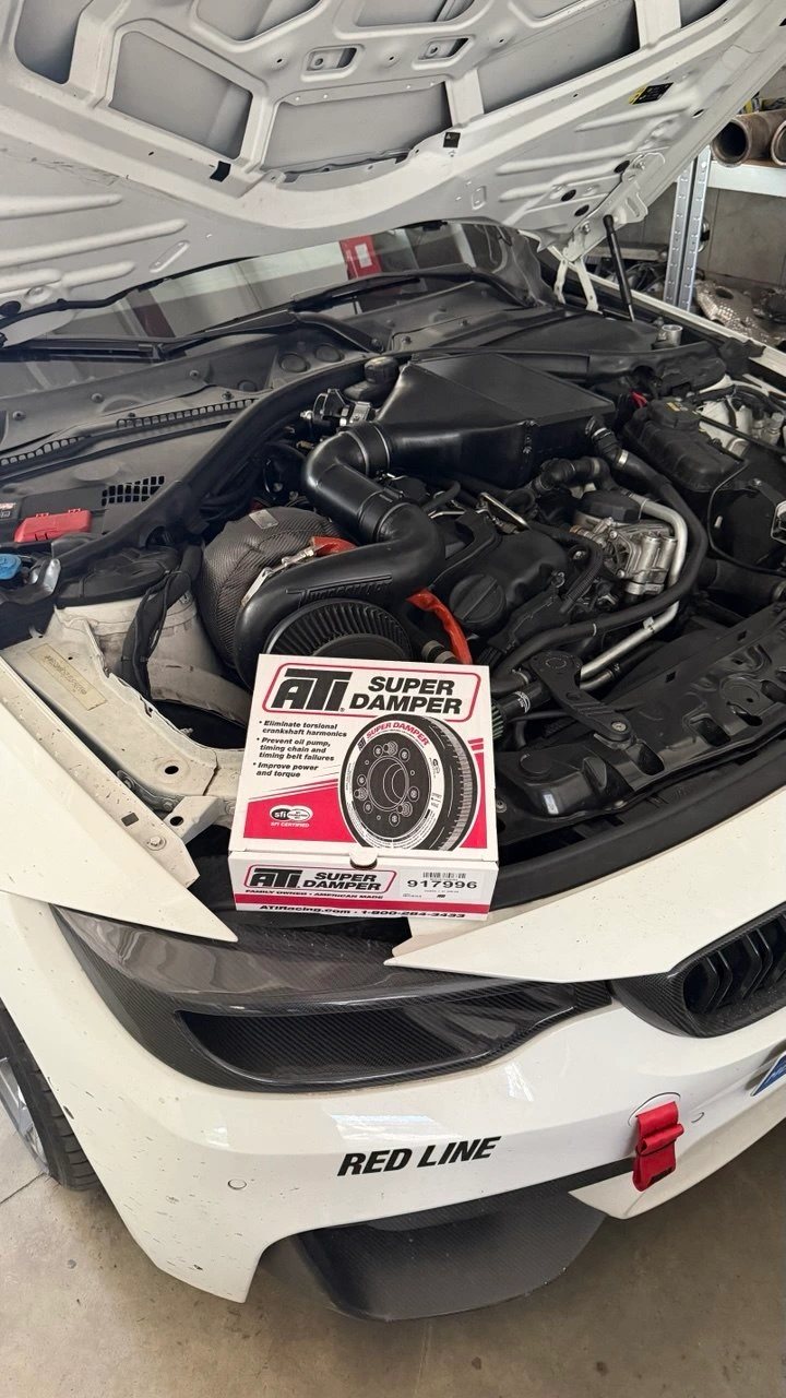 Cutie ATI Super Damper pe motorul unui BMW M3
