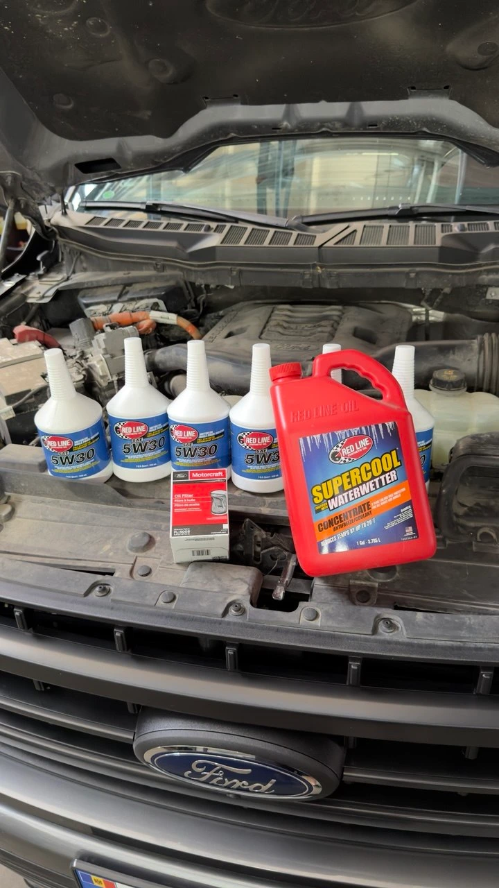 Ulei Red Line 5W30, concentrat Red Line SuperCool WaterWetter și un filtru pe motorul unui Ford