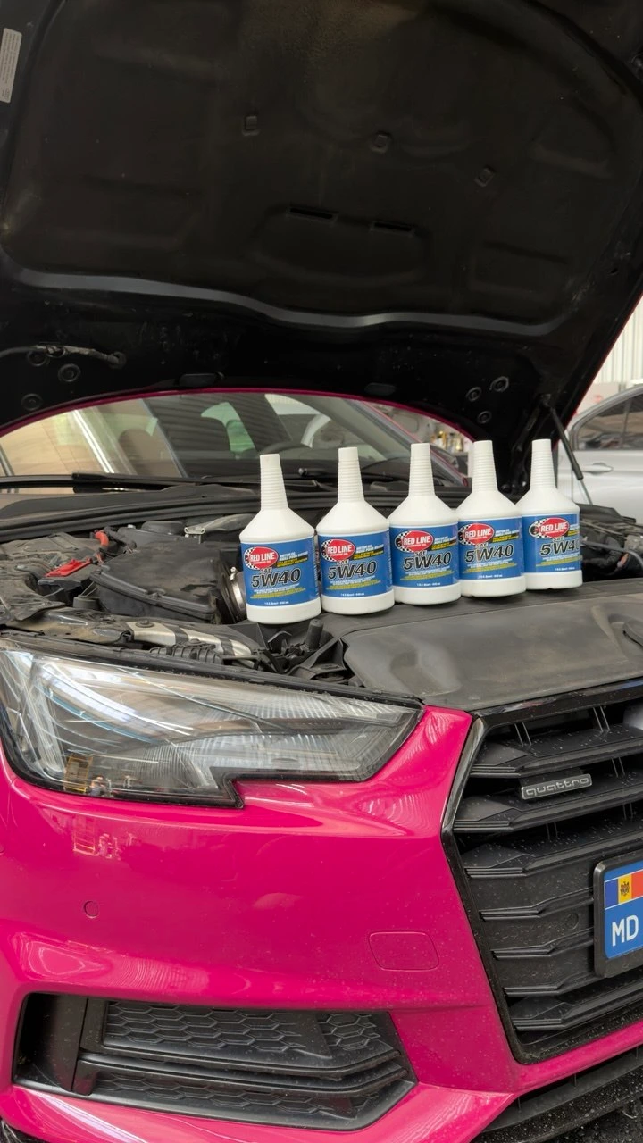 Cinci sticle de ulei Red Line 5W40 pe motorul unui Audi