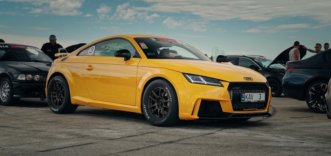 Audi TT galben al unui client la drag racing