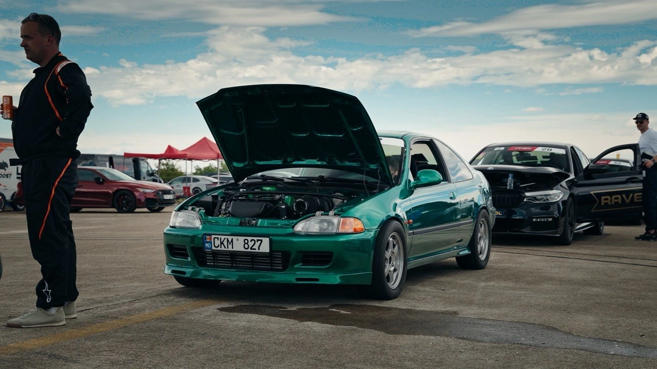 Honda Civic verde a unui client la drag racing
