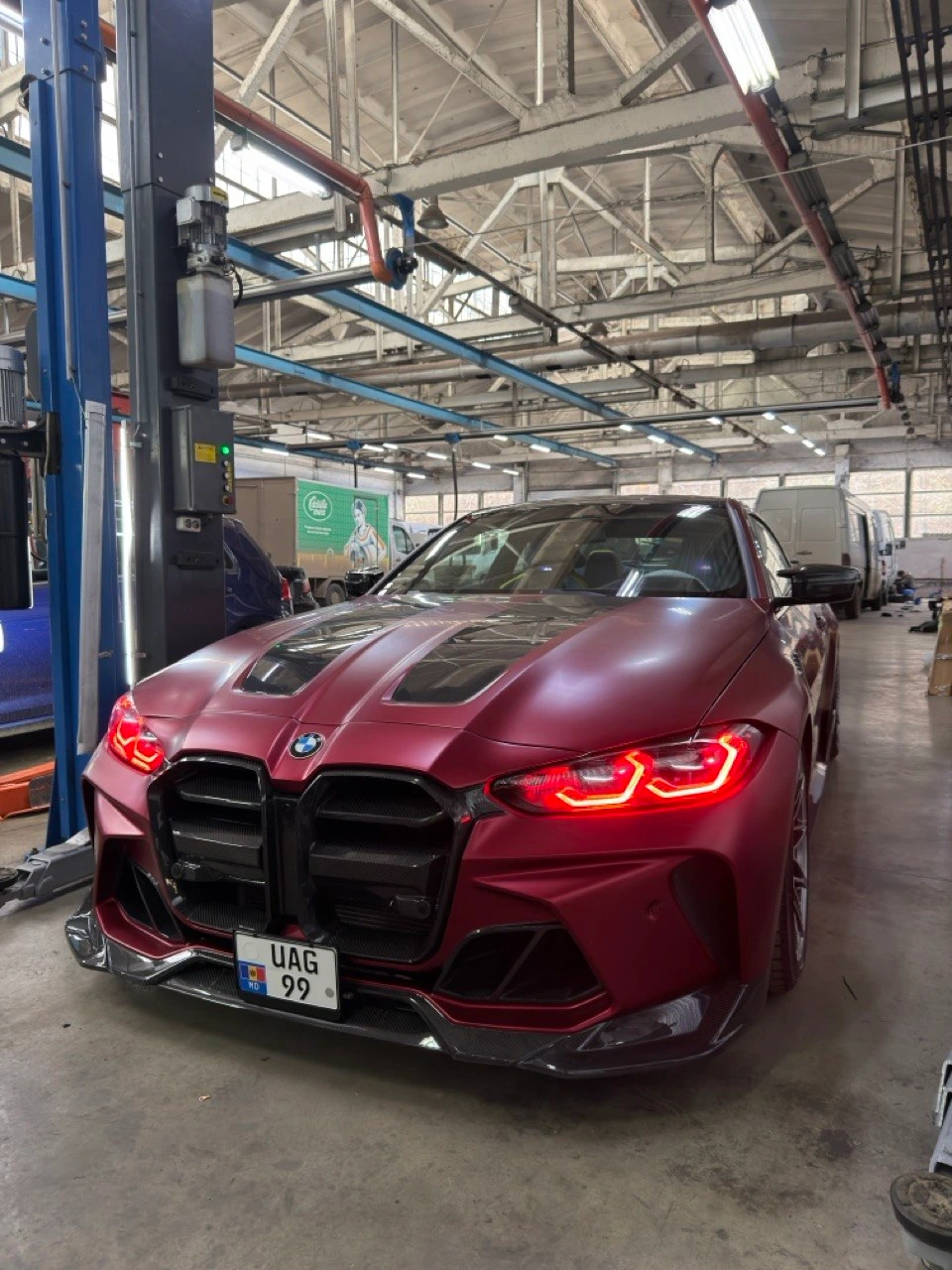 BMW M4 G82 roșie în atelier