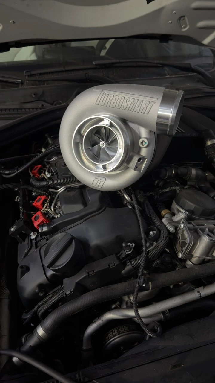 Turbină Turbosmart montată pe motor