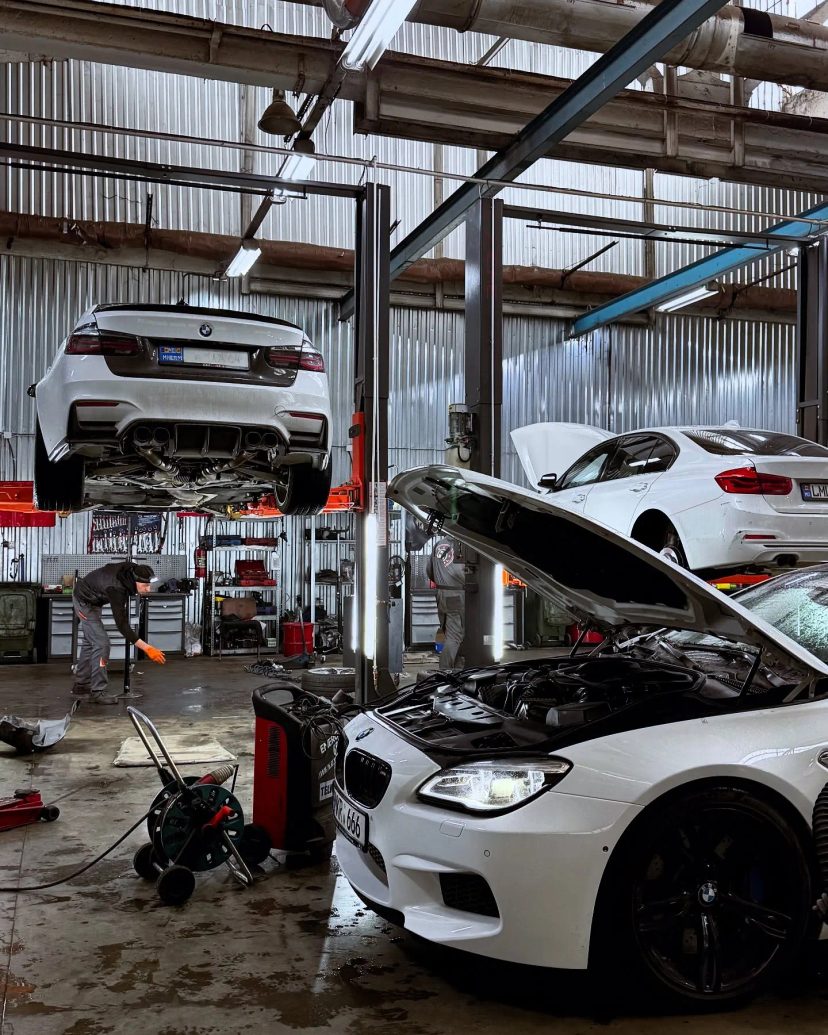 Atelierul 4Power Club: BMW-uri pe elevatoare și la diagnosticare, mecanici la lucru