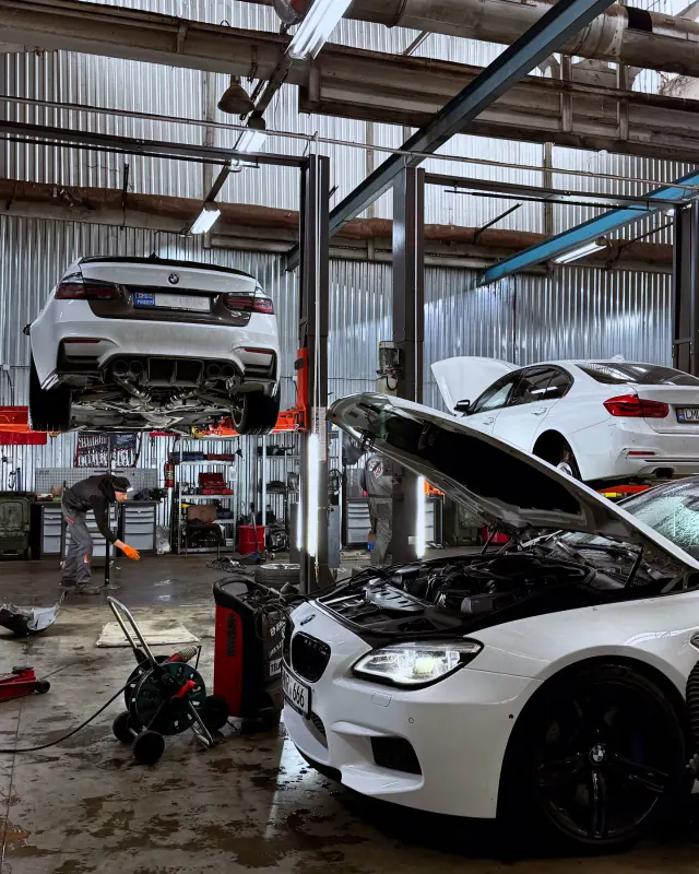 Atelierul 4Power Club cu BMW-uri pe elevatoare
